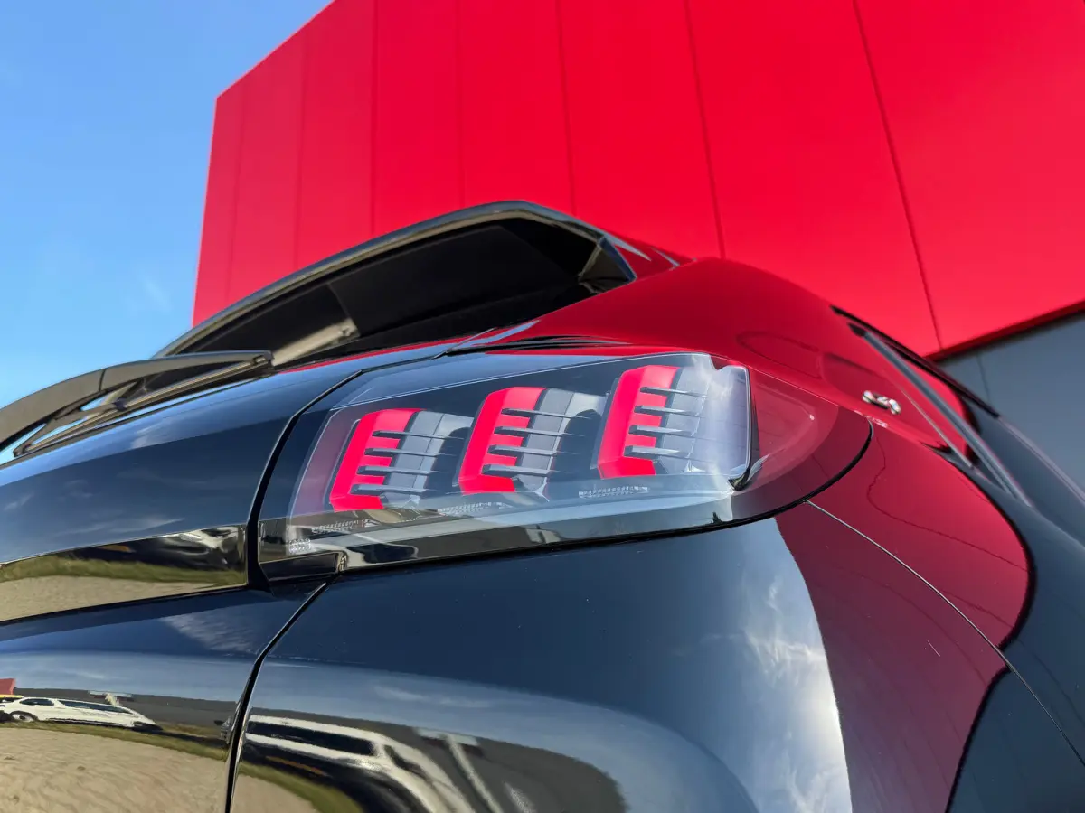 1.2 PureTech GT Pack | Apple Carplay & Android Auto | Panorama-dak | Keyless Entry | Adaptieve Cruise | Luxe bekleding | Camera | Achteruitrijcamera | Airco (automatisch) | Apple Carplay/And