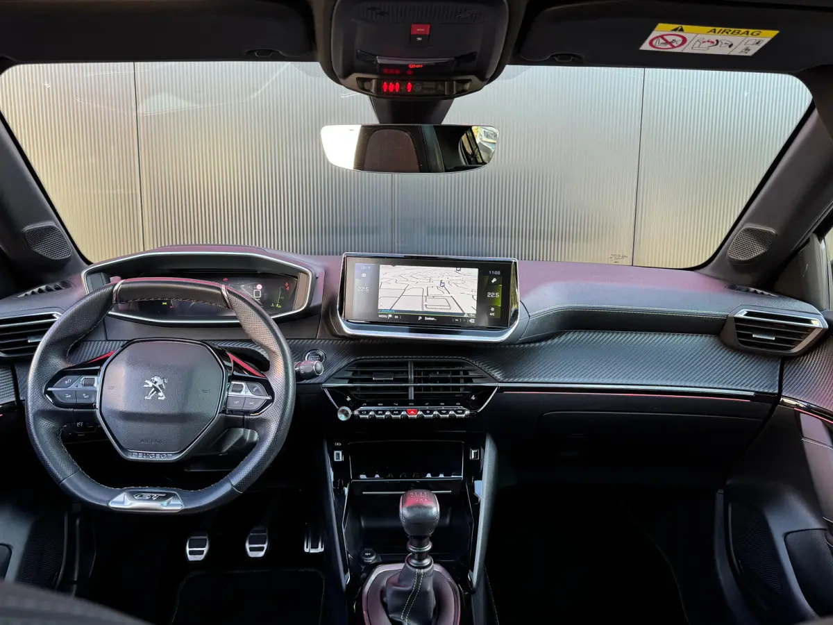 1.2 PureTech GT Pack | Apple Carplay & Android Auto | Panorama-dak | Keyless Entry | Adaptieve Cruise | Luxe bekleding | Camera | Achteruitrijcamera | Airco (automatisch) | Apple Carplay/And