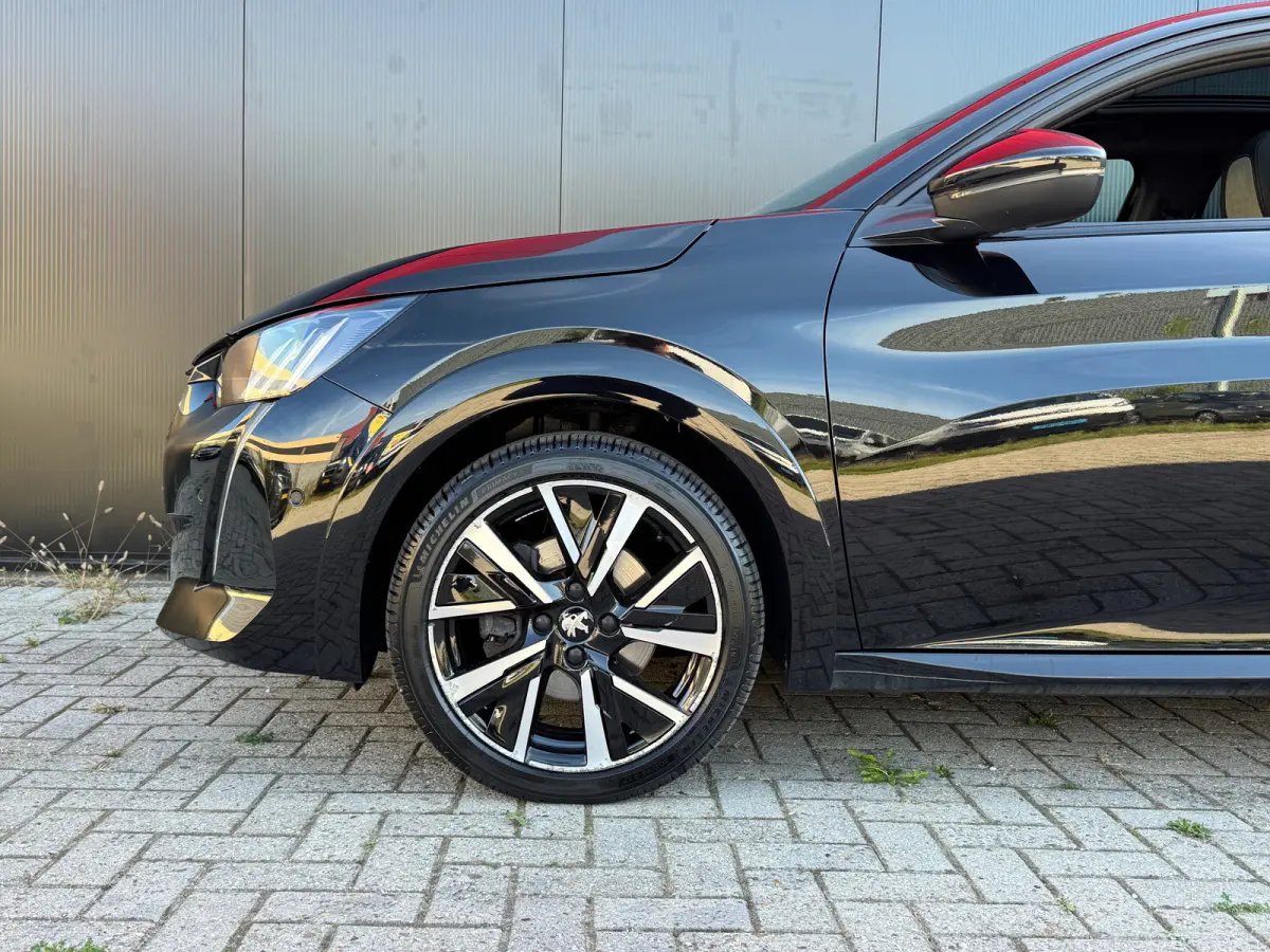 1.2 PureTech GT Pack | Apple Carplay & Android Auto | Panorama-dak | Keyless Entry | Adaptieve Cruise | Luxe bekleding | Camera | Achteruitrijcamera | Airco (automatisch) | Apple Carplay/And