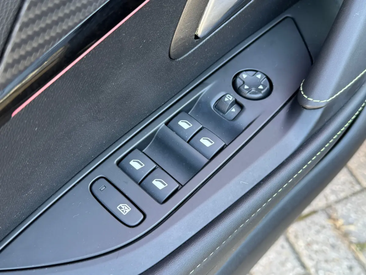 1.2 PureTech GT Pack | Apple Carplay & Android Auto | Panorama-dak | Keyless Entry | Adaptieve Cruise | Luxe bekleding | Camera | Achteruitrijcamera | Airco (automatisch) | Apple Carplay/And