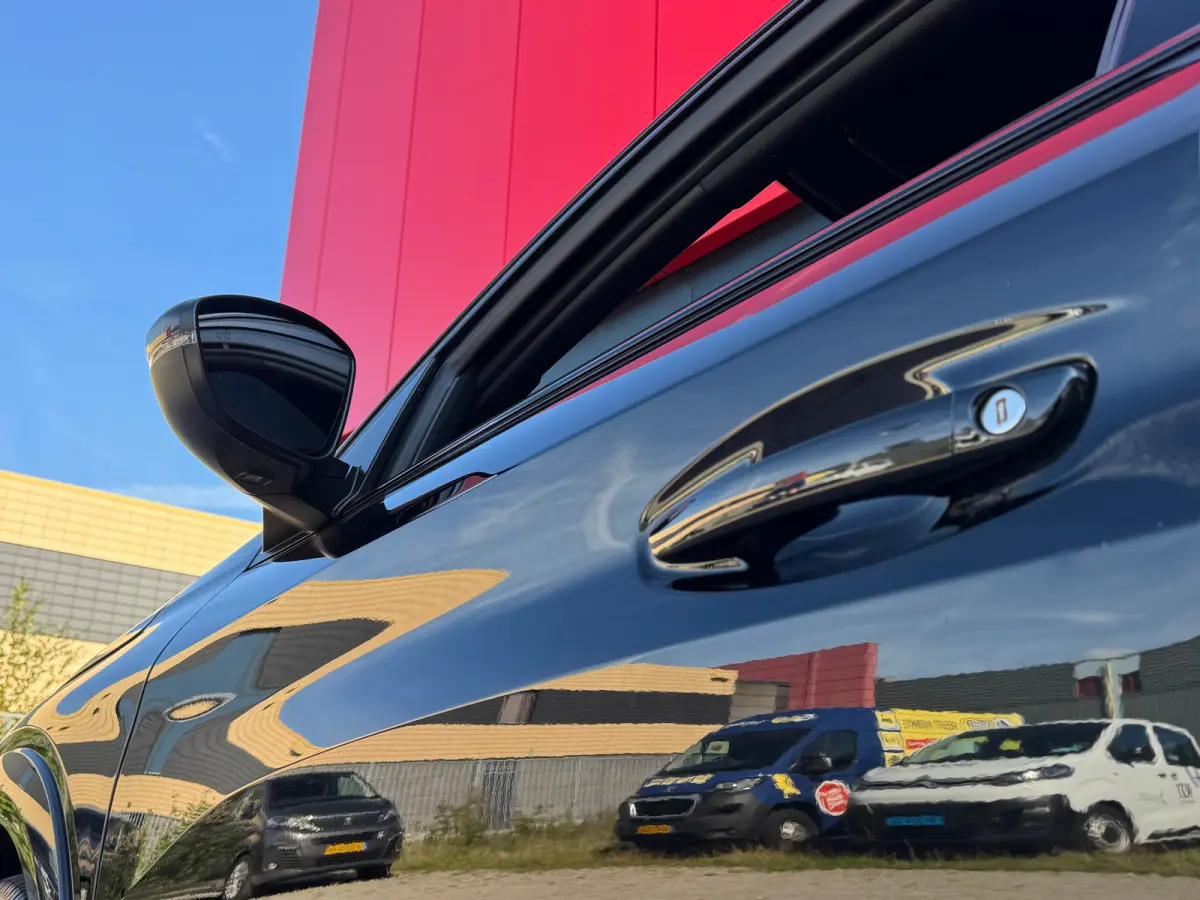 1.2 PureTech GT Pack | Apple Carplay & Android Auto | Panorama-dak | Keyless Entry | Adaptieve Cruise | Luxe bekleding | Camera | Achteruitrijcamera | Airco (automatisch) | Apple Carplay/And