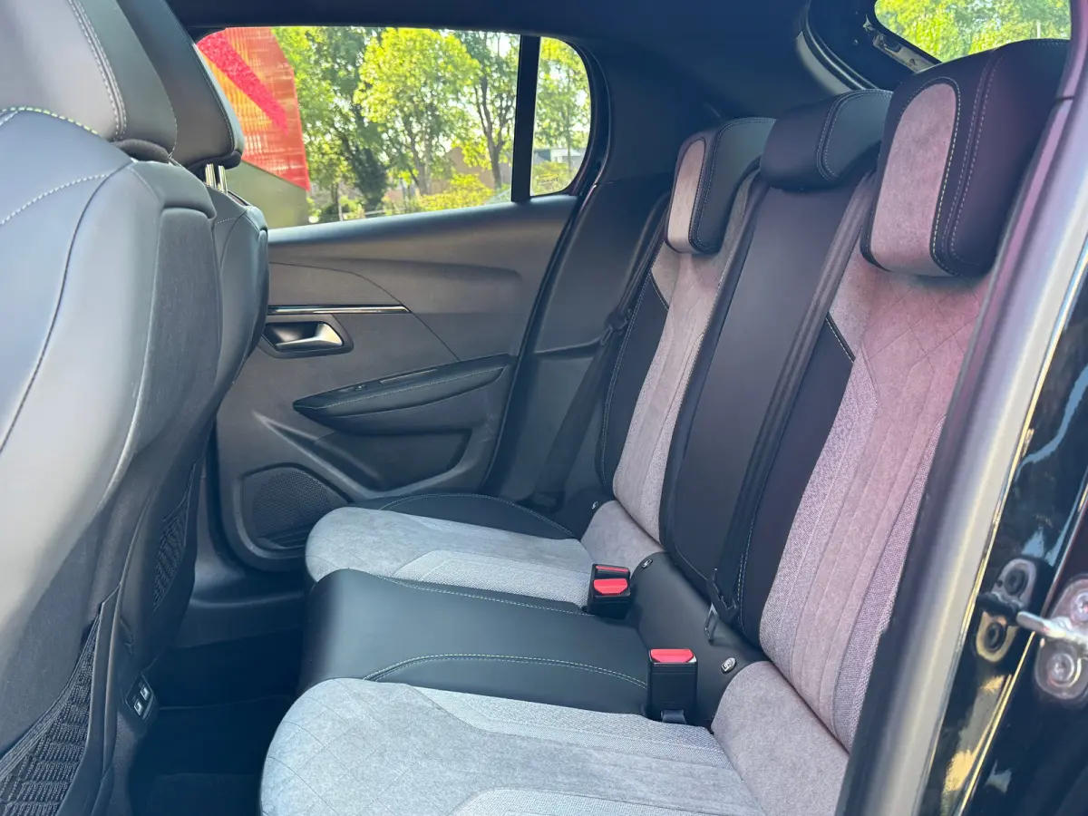 1.2 PureTech GT Pack | Apple Carplay & Android Auto | Panorama-dak | Keyless Entry | Adaptieve Cruise | Luxe bekleding | Camera | Achteruitrijcamera | Airco (automatisch) | Apple Carplay/And