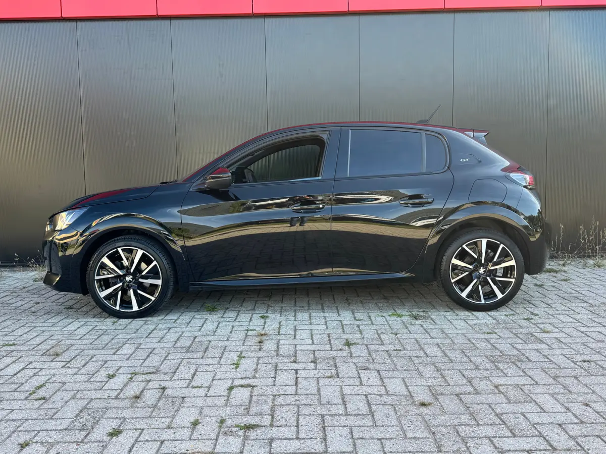 1.2 PureTech GT Pack | Apple Carplay & Android Auto | Panorama-dak | Keyless Entry | Adaptieve Cruise | Luxe bekleding | Camera | Achteruitrijcamera | Airco (automatisch) | Apple Carplay/And