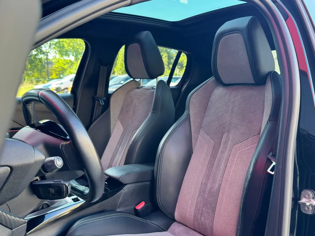 1.2 PureTech GT Pack | Apple Carplay & Android Auto | Panorama-dak | Keyless Entry | Adaptieve Cruise | Luxe bekleding | Camera | Achteruitrijcamera | Airco (automatisch) | Apple Carplay/And