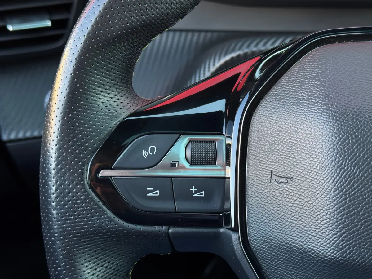 1.2 PureTech GT Pack | Apple Carplay & Android Auto | Panorama-dak | Keyless Entry | Adaptieve Cruise | Luxe bekleding | Camera | Achteruitrijcamera | Airco (automatisch) | Apple Carplay/And