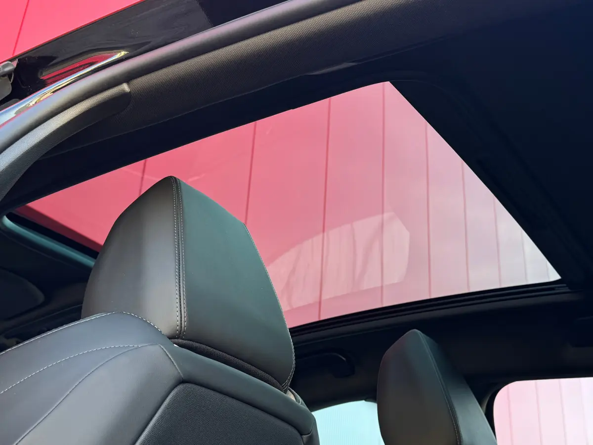 1.2 PureTech GT Pack | Apple Carplay & Android Auto | Panorama-dak | Keyless Entry | Adaptieve Cruise | Luxe bekleding | Camera | Achteruitrijcamera | Airco (automatisch) | Apple Carplay/And