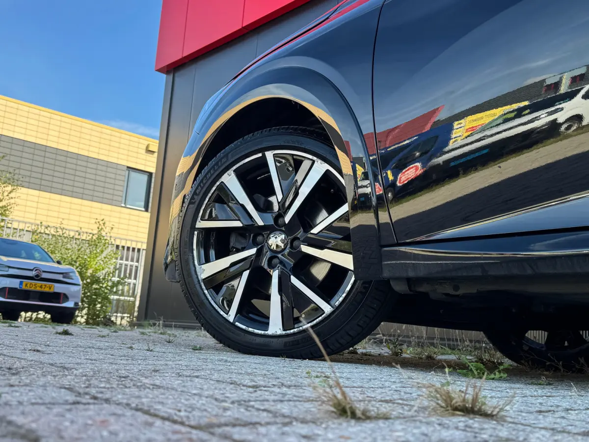 1.2 PureTech GT Pack | Apple Carplay & Android Auto | Panorama-dak | Keyless Entry | Adaptieve Cruise | Luxe bekleding | Camera | Achteruitrijcamera | Airco (automatisch) | Apple Carplay/And