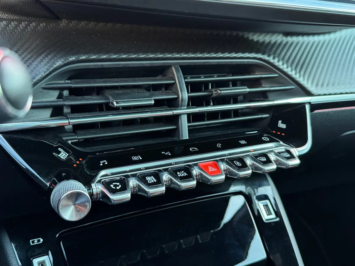 1.2 PureTech GT Pack | Apple Carplay & Android Auto | Panorama-dak | Keyless Entry | Adaptieve Cruise | Luxe bekleding | Camera | Achteruitrijcamera | Airco (automatisch) | Apple Carplay/And