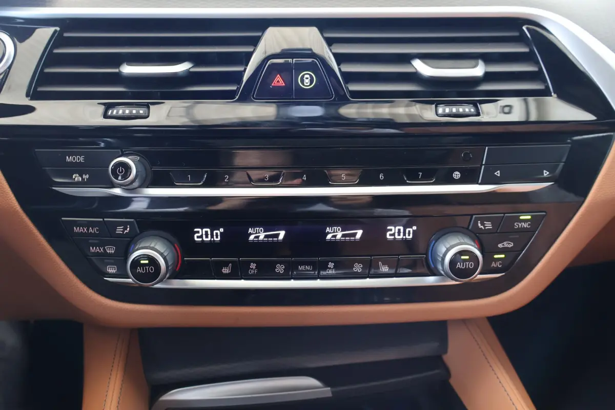 530e Business Edition Plus | M Sport | HiFi | Head-Up Display | SOH 92,2% | Trekhaak | Panorama Dak