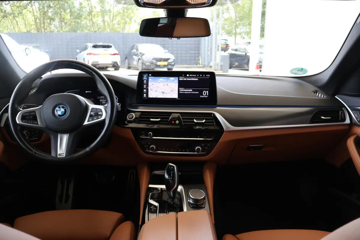 530e Business Edition Plus | M Sport | HiFi | Head-Up Display | SOH 92,2% | Trekhaak | Panorama Dak