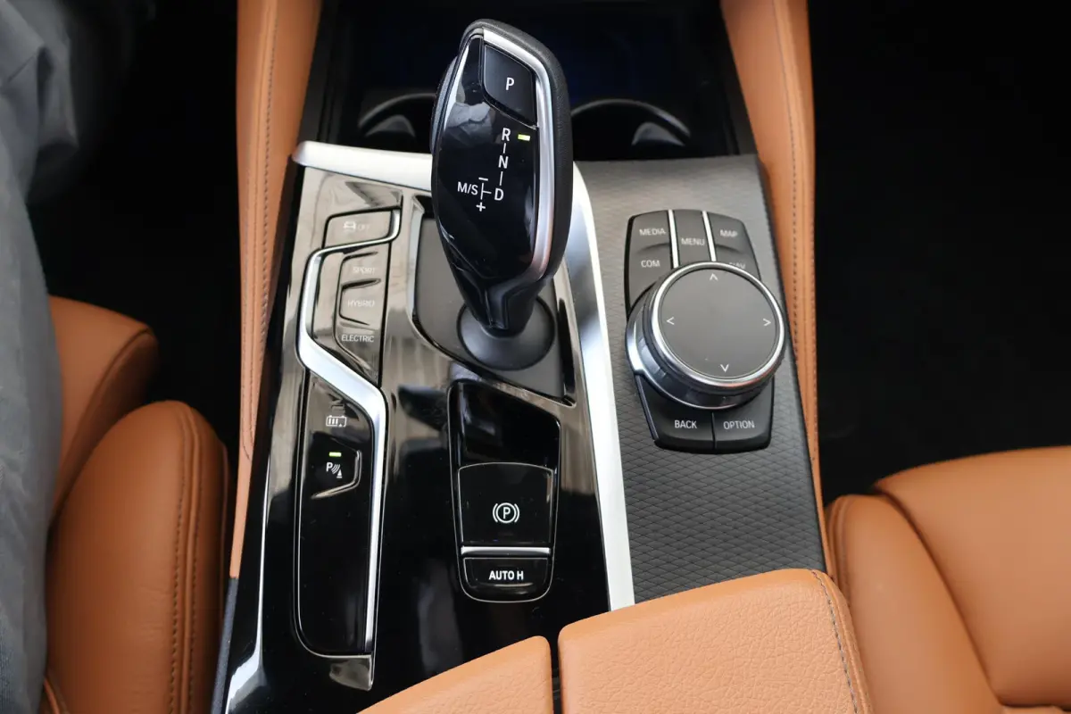 530e Business Edition Plus | M Sport | HiFi | Head-Up Display | SOH 92,2% | Trekhaak | Panorama Dak