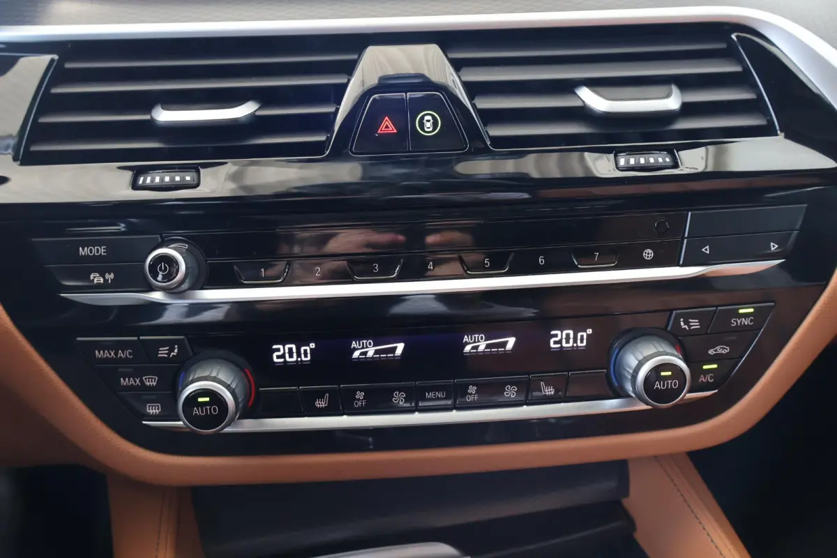 530e Business Edition Plus | M Sport | HiFi | Head-Up Display | SOH 92,2% | Trekhaak | Panorama Dak