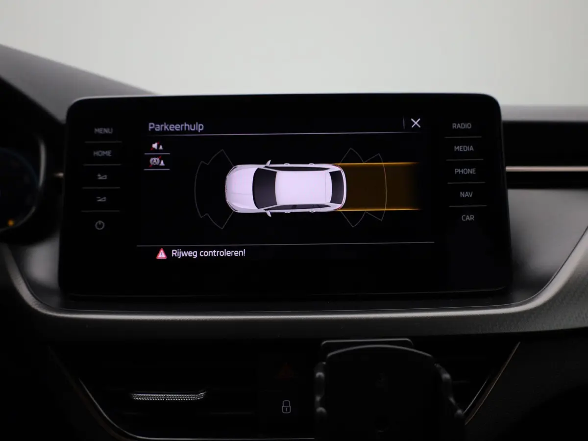 1.0 TSI Business Edition | Navigatie | Trekhaak | Apple carplay | Virtual cockpit | DAB | Stoel verwarming | Camera | Climate control | Parkeer sensoren | LED | LMV |