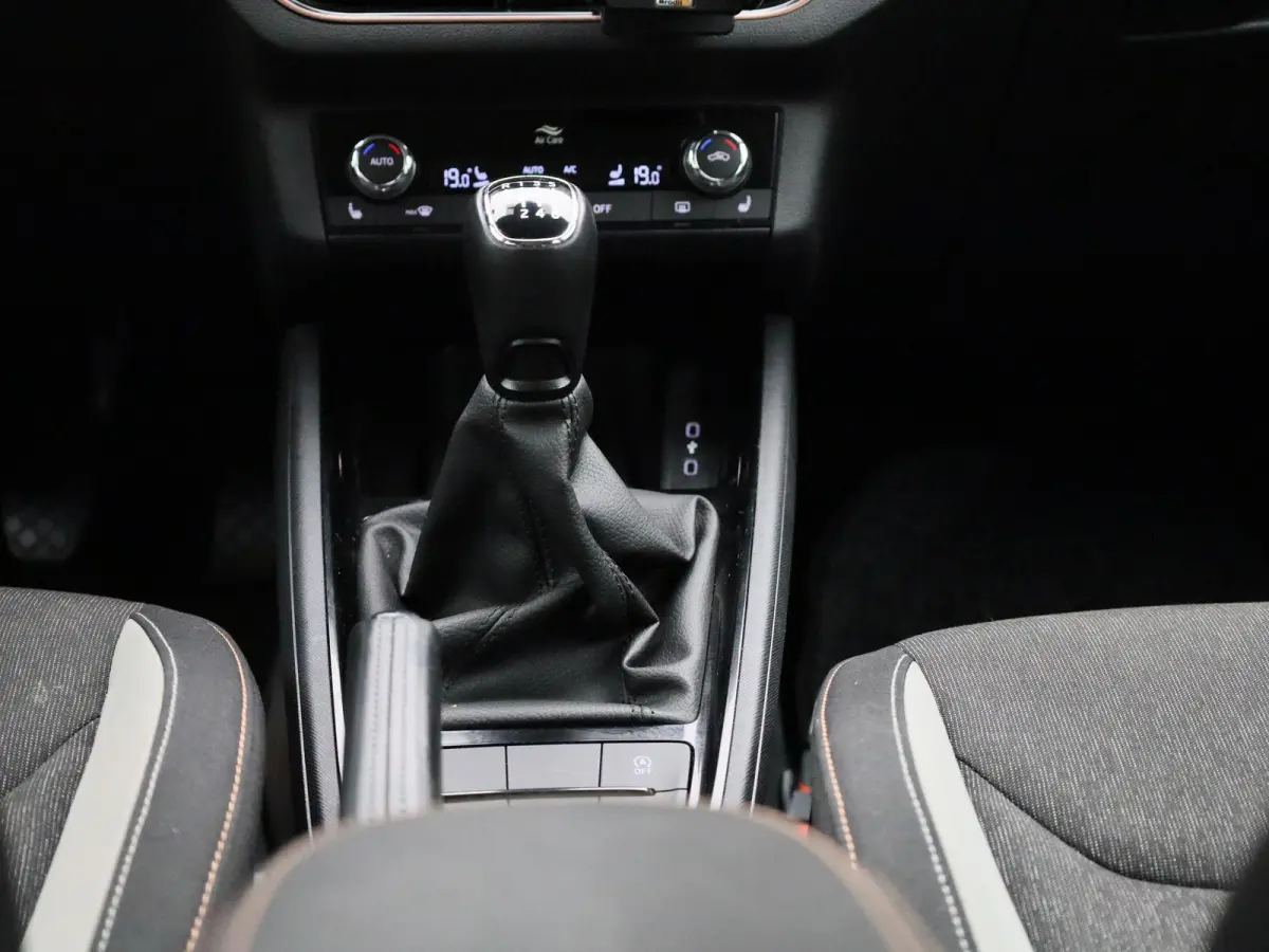 1.0 TSI Business Edition | Navigatie | Trekhaak | Apple carplay | Virtual cockpit | DAB | Stoel verwarming | Camera | Climate control | Parkeer sensoren | LED | LMV |