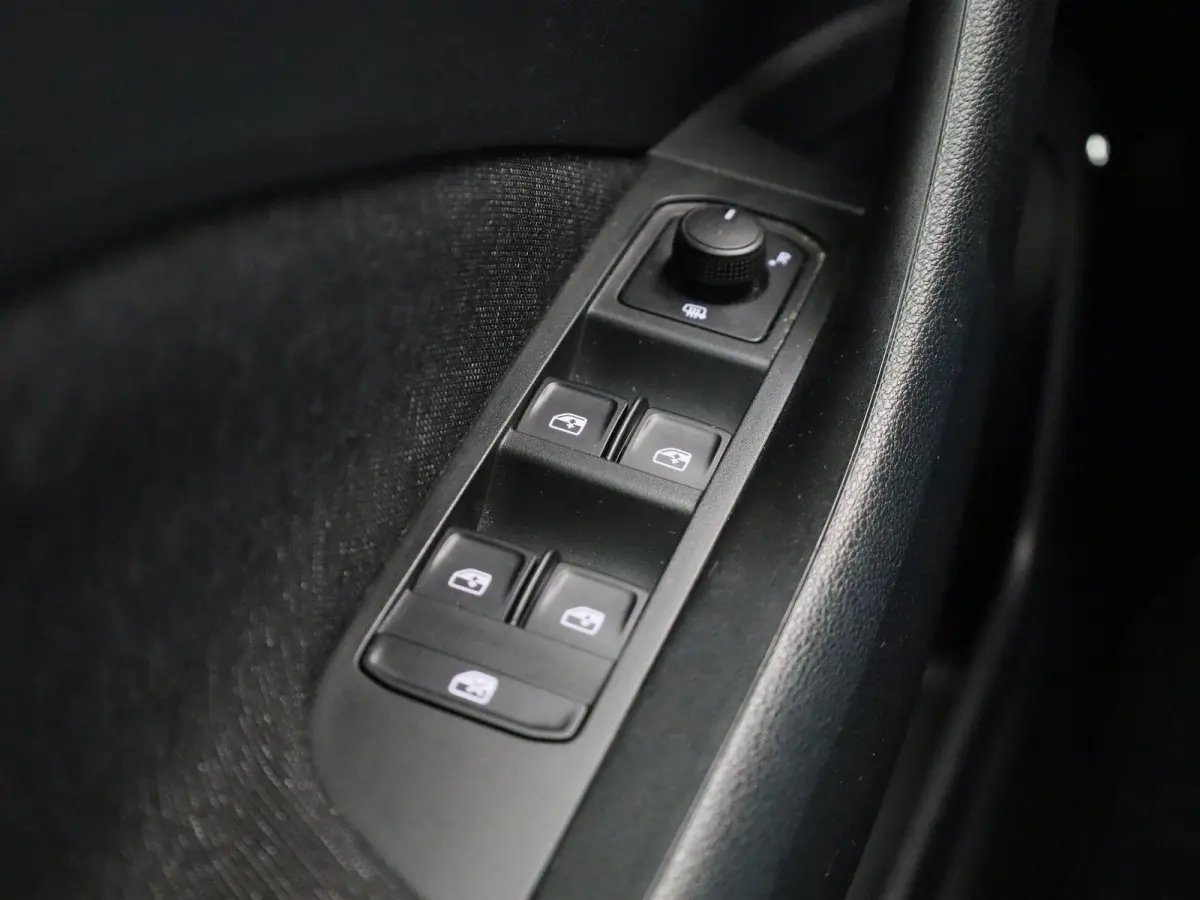 1.0 TSI Business Edition | Navigatie | Trekhaak | Apple carplay | Virtual cockpit | DAB | Stoel verwarming | Camera | Climate control | Parkeer sensoren | LED | LMV |