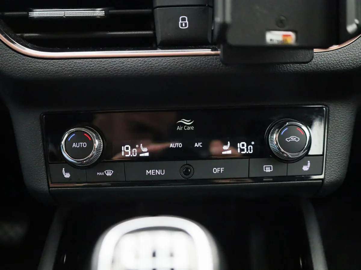 1.0 TSI Business Edition | Navigatie | Trekhaak | Apple carplay | Virtual cockpit | DAB | Stoel verwarming | Camera | Climate control | Parkeer sensoren | LED | LMV |
