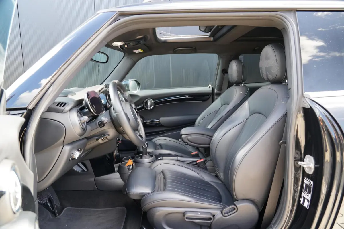 1.5 Cooper Resolute Edition | Panoramisch schuif/kanteldak | Harman Kardon | Head-Up display | Keyless | Sfeerverlichting | LED | Parkeercamera |