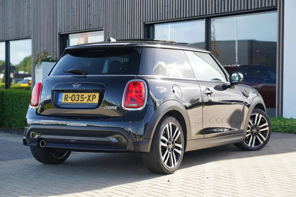 1.5 Cooper Resolute Edition | Panoramisch schuif/kanteldak | Harman Kardon | Head-Up display | Keyless | Sfeerverlichting | LED | Parkeercamera |