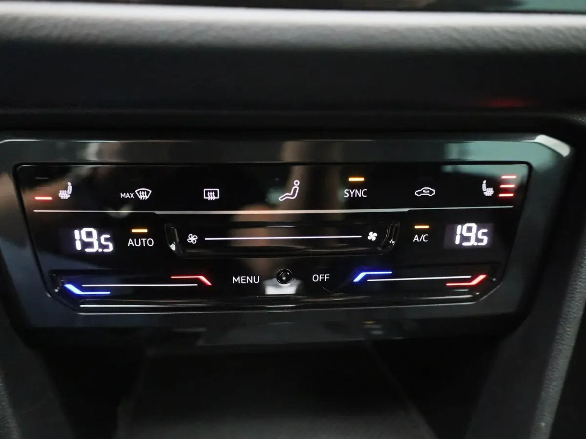 1.4 TSI eHybrid Life | Automaat | Trekhaak | DAB | Virtual cockpit | Leder | Memory seats | Stoel/Stuur verwarming |  Navigatie | Camera | Elektrische Achterklep | Climate control | Parkeer 