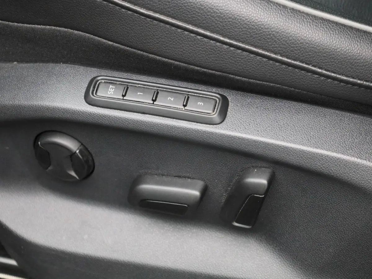 1.4 TSI eHybrid Life | Automaat | Trekhaak | DAB | Virtual cockpit | Leder | Memory seats | Stoel/Stuur verwarming |  Navigatie | Camera | Elektrische Achterklep | Climate control | Parkeer 