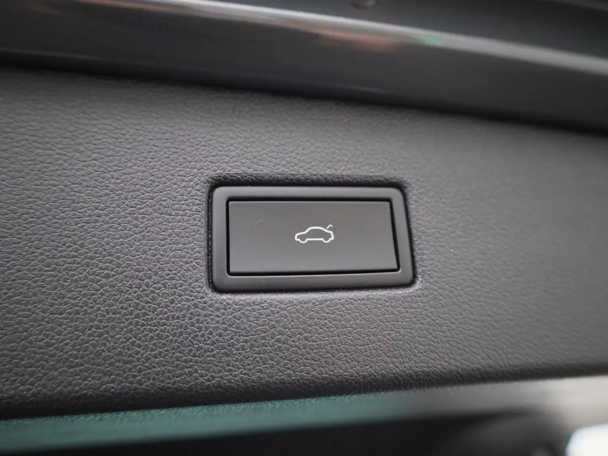 1.4 TSI eHybrid Life | Automaat | Trekhaak | DAB | Virtual cockpit | Leder | Memory seats | Stoel/Stuur verwarming |  Navigatie | Camera | Elektrische Achterklep | Climate control | Parkeer 
