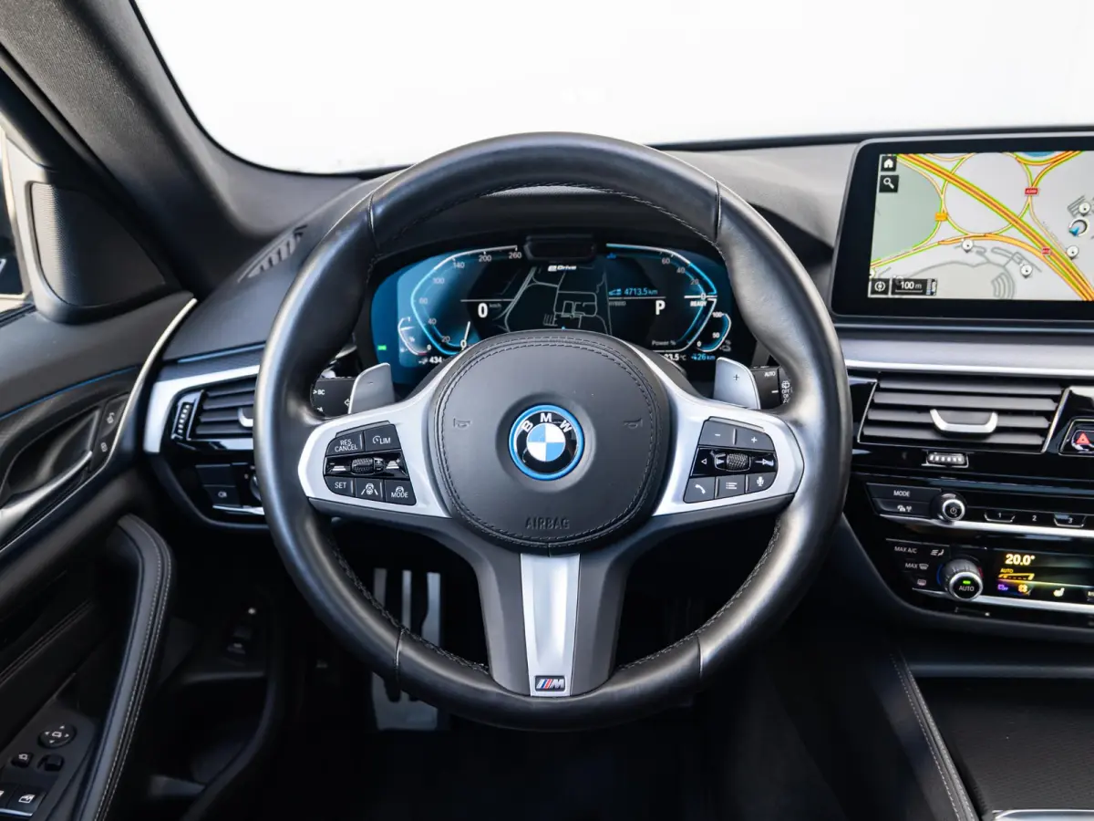 530e Toruing | M Sportpakket | Comfort Access | Driving Assistant Professional | Head Up Display | Panoramadak | Achteruitrijcamera | 18 inch
