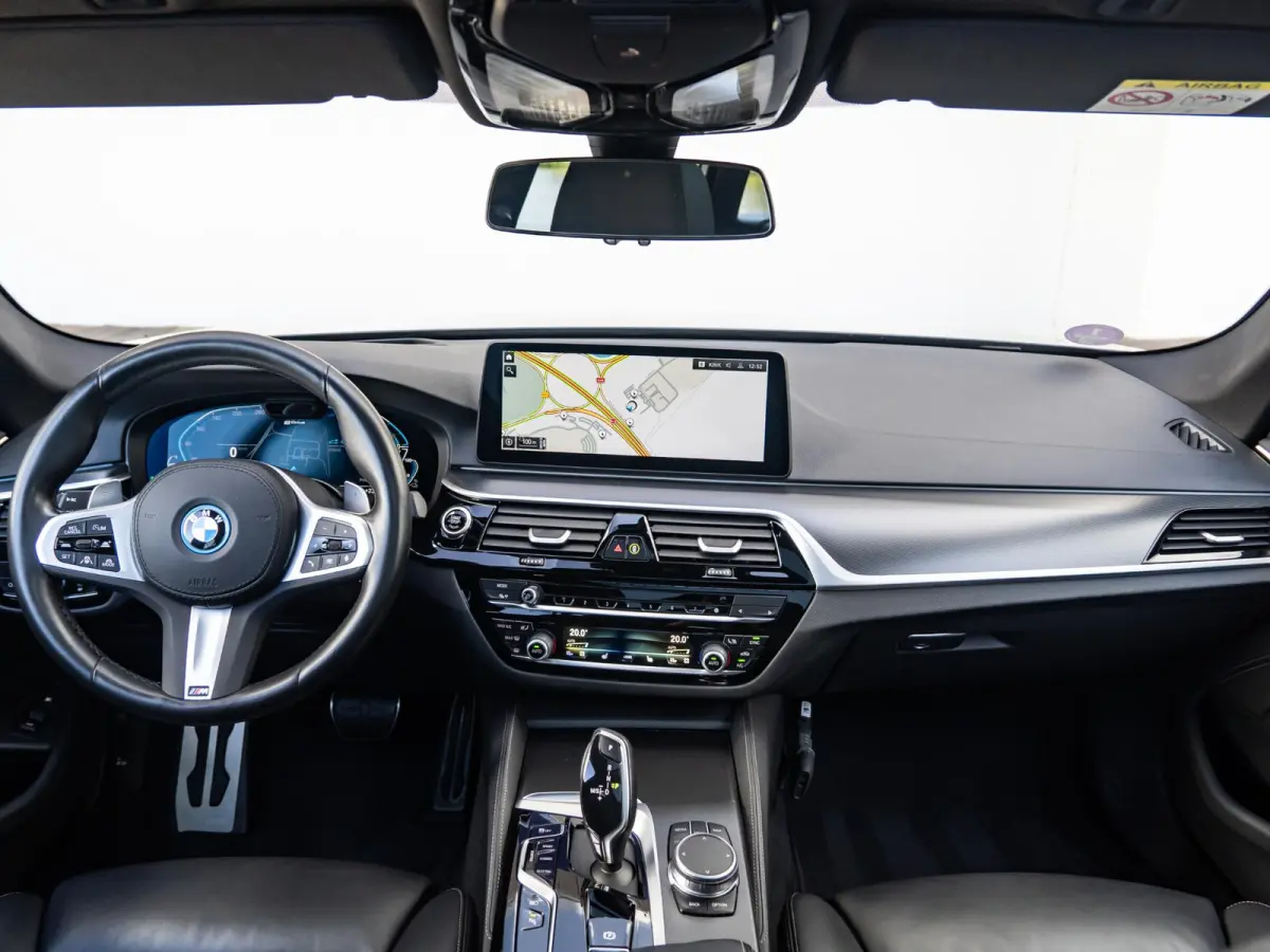 530e Toruing | M Sportpakket | Comfort Access | Driving Assistant Professional | Head Up Display | Panoramadak | Achteruitrijcamera | 18 inch