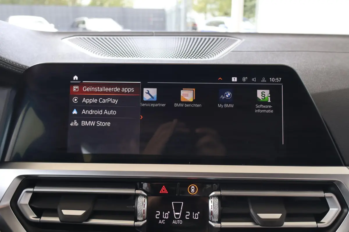 318i Business Edition Plus | M Sport | Laserlight | Cruise Control | Voorstoelen Verwarmd