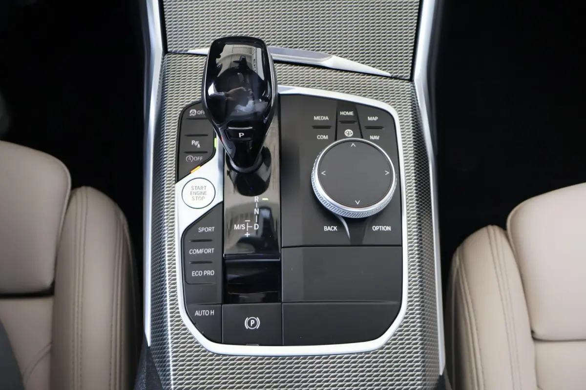 318i Business Edition Plus | M Sport | Laserlight | Cruise Control | Voorstoelen Verwarmd