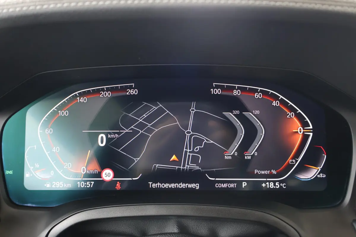 318i Business Edition Plus | M Sport | Laserlight | Cruise Control | Voorstoelen Verwarmd
