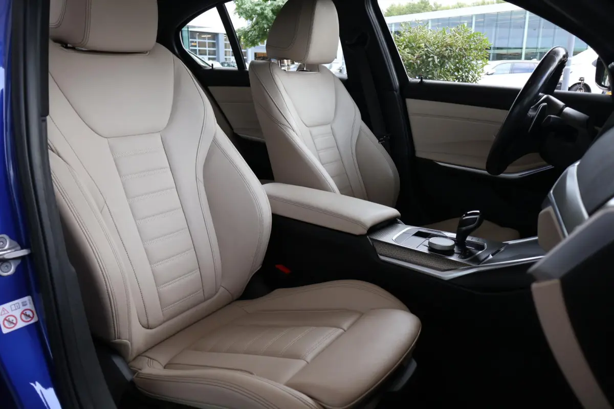 318i Business Edition Plus | M Sport | Laserlight | Cruise Control | Voorstoelen Verwarmd