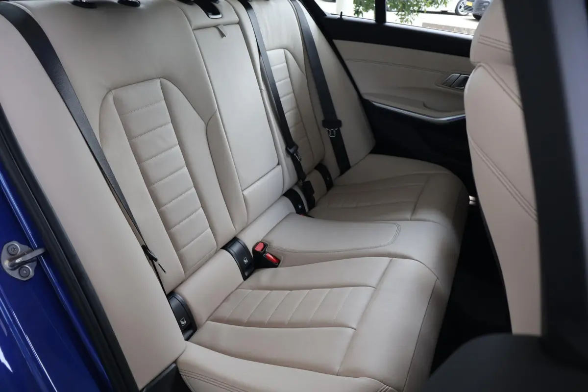 318i Business Edition Plus | M Sport | Laserlight | Cruise Control | Voorstoelen Verwarmd