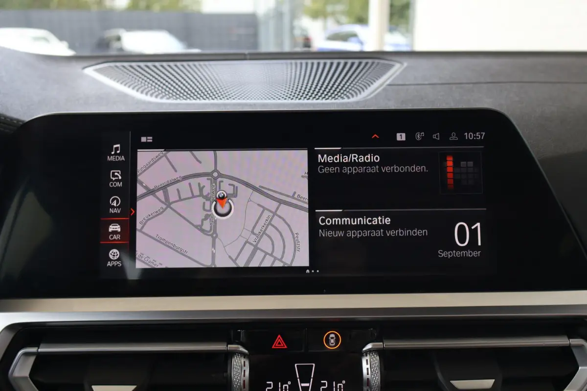 318i Business Edition Plus | M Sport | Laserlight | Cruise Control | Voorstoelen Verwarmd
