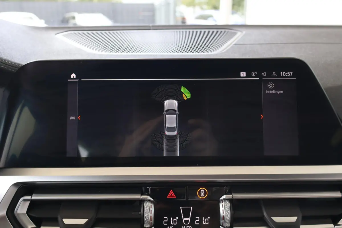 318i Business Edition Plus | M Sport | Laserlight | Cruise Control | Voorstoelen Verwarmd