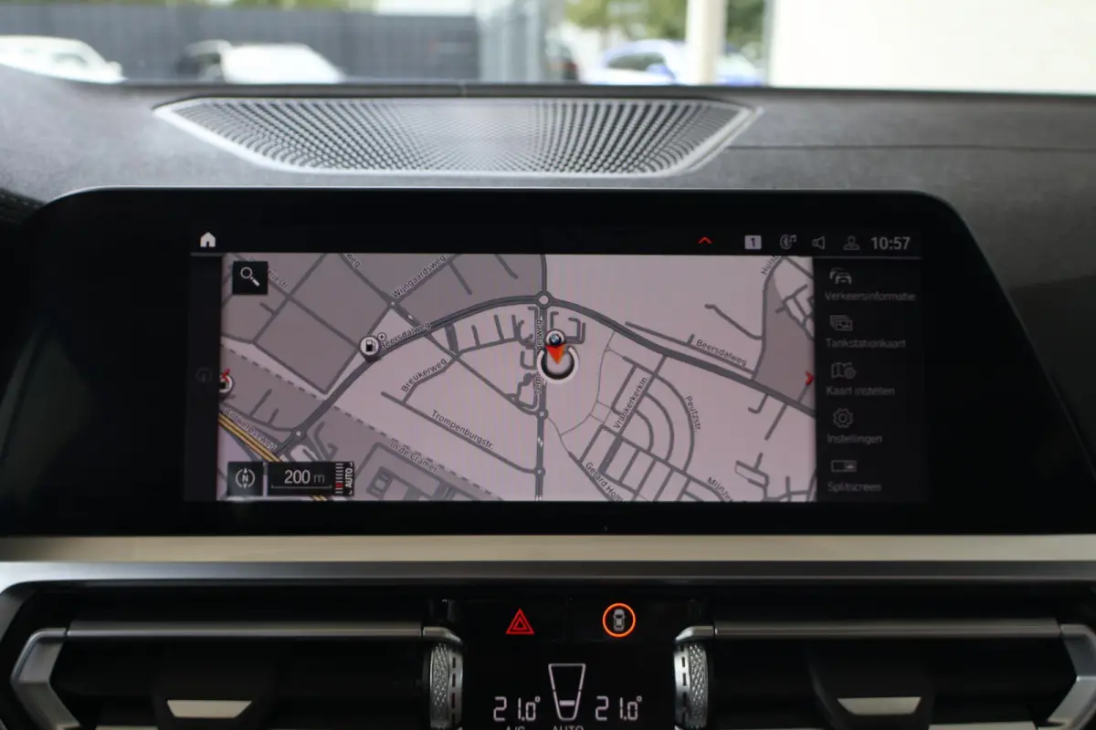 318i Business Edition Plus | M Sport | Laserlight | Cruise Control | Voorstoelen Verwarmd