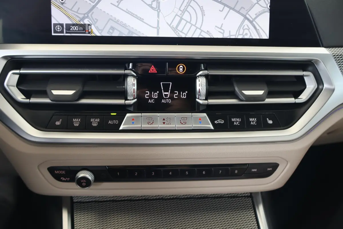 318i Business Edition Plus | M Sport | Laserlight | Cruise Control | Voorstoelen Verwarmd