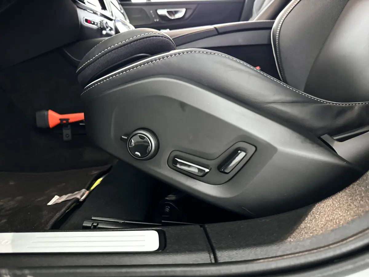 T8 Plug-in hybrid AWD Plus Dark | Panoramadak | 360° camera | Head-up display | Harman Kardon | Stoel- en stuurverwarming | Trekhaak
