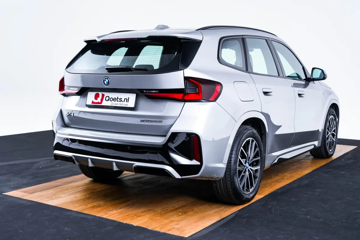 xDrive25e M Sport - Sportstoelen - Elektrisch verwarmde voorstoelen - Comfort Access - Grootlichtassistent - Automatisch dimmende binnenspiegel - M Sportstuurwiel - M Hemelbekleding in Anthr