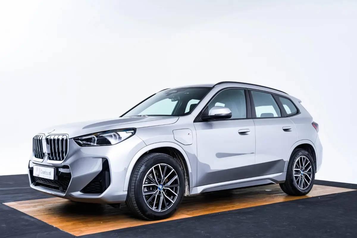 xDrive25e M Sport - Sportstoelen - Elektrisch verwarmde voorstoelen - Comfort Access - Grootlichtassistent - Automatisch dimmende binnenspiegel - M Sportstuurwiel - M Hemelbekleding in Anthr