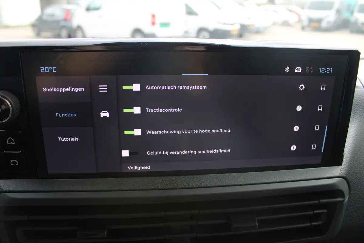 8 JAAR GARANTIE | CAMERA | 10" SCHERM + DRAADLOOS CARPLAY + NAVI | BETONPLEX LAADVLOER | 10" digitaal kleuren instrumentenpaneel | Airco | Cruise control