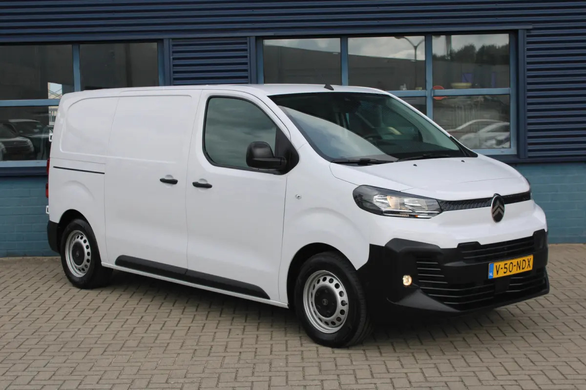 8 JAAR GARANTIE | CAMERA | 10" SCHERM + DRAADLOOS CARPLAY + NAVI | BETONPLEX LAADVLOER | 10" digitaal kleuren instrumentenpaneel | Airco | Cruise control