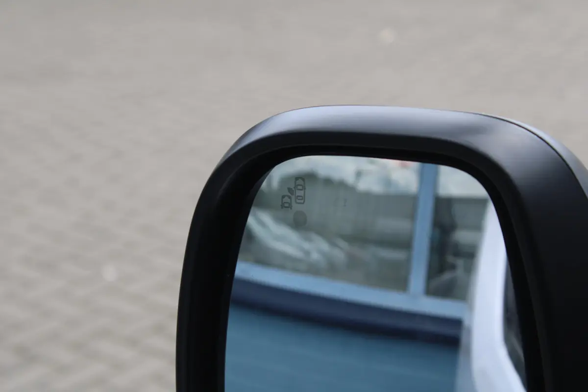 8 JAAR GARANTIE | CAMERA | 10" SCHERM + DRAADLOOS CARPLAY + NAVI | BETONPLEX LAADVLOER | 10" digitaal kleuren instrumentenpaneel | Airco | Cruise control