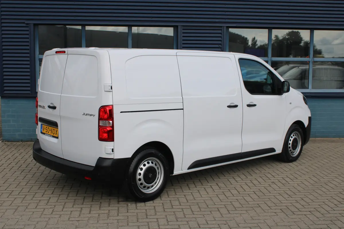 8 JAAR GARANTIE | CAMERA | 10" SCHERM + DRAADLOOS CARPLAY + NAVI | BETONPLEX LAADVLOER | 10" digitaal kleuren instrumentenpaneel | Airco | Cruise control