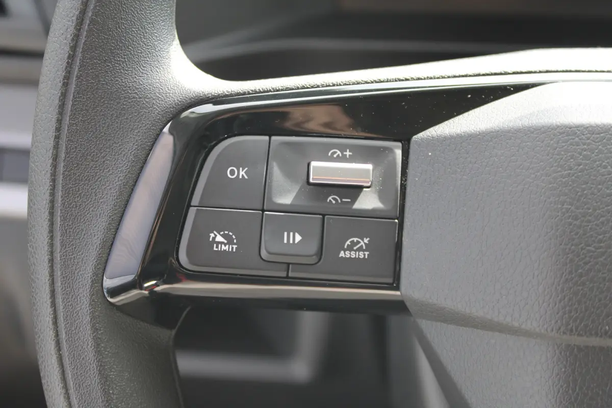 8 JAAR GARANTIE | CAMERA | 10" SCHERM + DRAADLOOS CARPLAY + NAVI | BETONPLEX LAADVLOER | 10" digitaal kleuren instrumentenpaneel | Airco | Cruise control