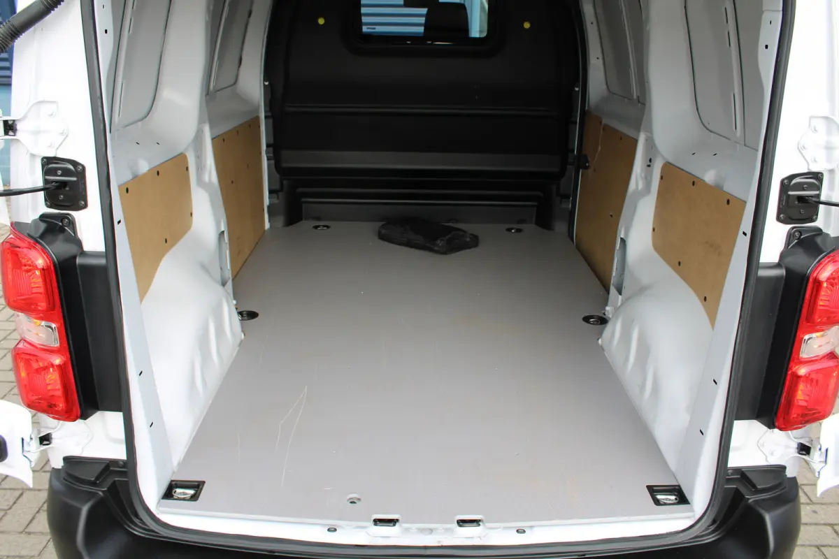 8 JAAR GARANTIE | CAMERA | 10" SCHERM + DRAADLOOS CARPLAY + NAVI | BETONPLEX LAADVLOER | 10" digitaal kleuren instrumentenpaneel | Airco | Cruise control