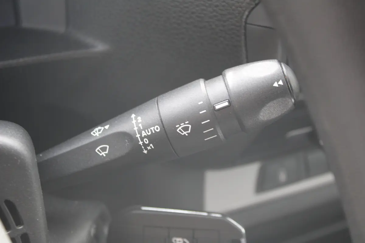 8 JAAR GARANTIE | CAMERA | 10" SCHERM + DRAADLOOS CARPLAY + NAVI | BETONPLEX LAADVLOER | 10" digitaal kleuren instrumentenpaneel | Airco | Cruise control