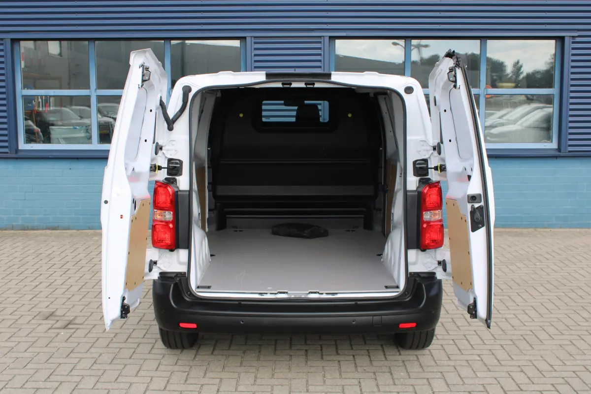 8 JAAR GARANTIE | CAMERA | 10" SCHERM + DRAADLOOS CARPLAY + NAVI | BETONPLEX LAADVLOER | 10" digitaal kleuren instrumentenpaneel | Airco | Cruise control
