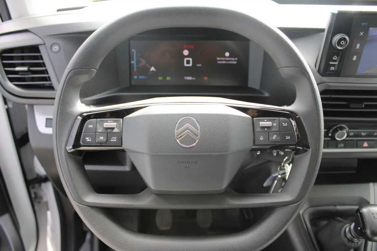 8 JAAR GARANTIE | CAMERA | 10" SCHERM + DRAADLOOS CARPLAY + NAVI | BETONPLEX LAADVLOER | 10" digitaal kleuren instrumentenpaneel | Airco | Cruise control