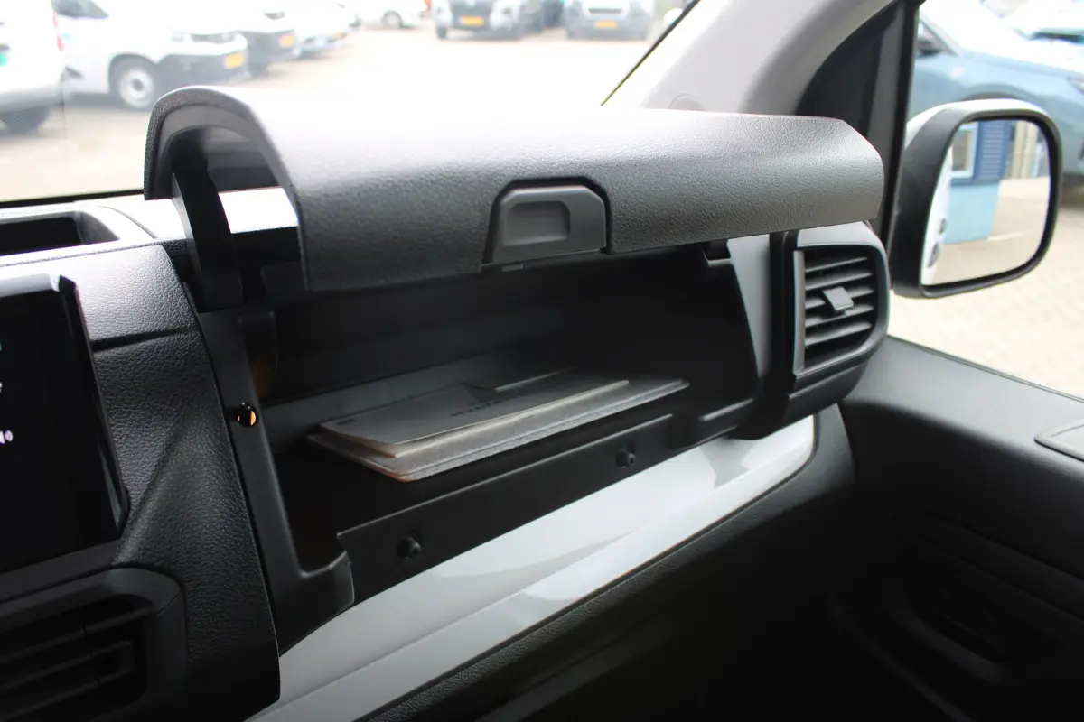 8 JAAR GARANTIE | CAMERA | 10" SCHERM + DRAADLOOS CARPLAY + NAVI | BETONPLEX LAADVLOER | 10" digitaal kleuren instrumentenpaneel | Airco | Cruise control