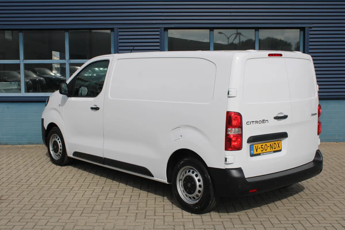 8 JAAR GARANTIE | CAMERA | 10" SCHERM + DRAADLOOS CARPLAY + NAVI | BETONPLEX LAADVLOER | 10" digitaal kleuren instrumentenpaneel | Airco | Cruise control